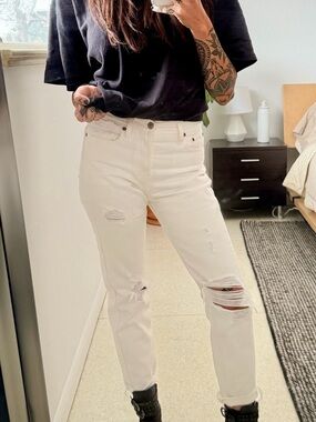 Classic Mid-Rise Ripped White Women’s Jeans by Levi’s
